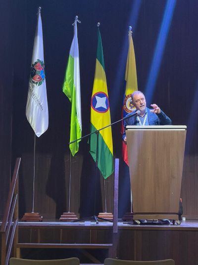 El profesor Pablo Richter presenta su conferencia sobre sostenibilidad en microextracción, destacando avances en química analítica verde y el uso de fases naturales sorbentes.